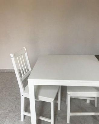 Tavolo con due sedie nuovi