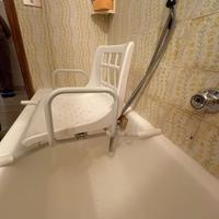 Poltrona girevole per doccia per anziani