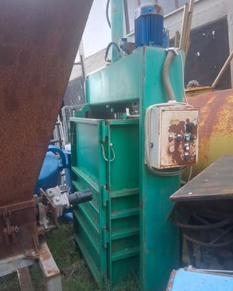 Pressa compattatrice 380v cartone plastica ecc.