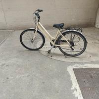 Bicicletta con marce Shimano