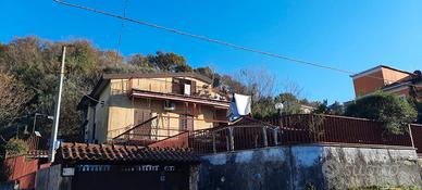 Villa con garage ed ampi spazi esterni