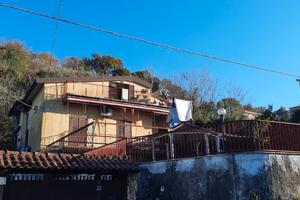 Villa con garage ed ampi spazi esterni