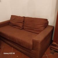 divano letto in tessuto marrone. in buone condizio