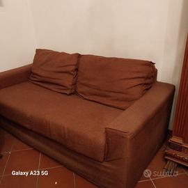 divano letto in tessuto marrone. in buone condizio