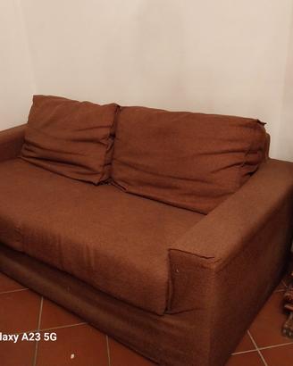 divano letto in tessuto marrone. in buone condizio
