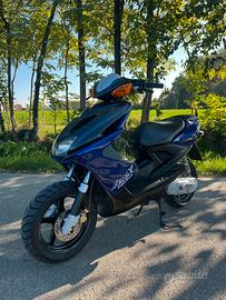 Yamaha Aerox 50 con libretto piccolo
