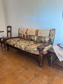 Divano in legno massello con tavolino
