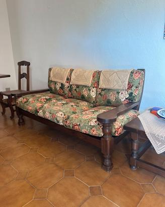 Divano in legno massello con tavolino