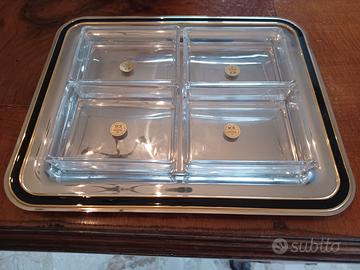 vassoio con vaschette e tagliere