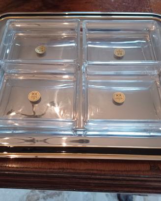 vassoio con vaschette e tagliere