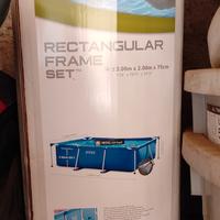 piscina da esterno compresa di tappeto di erba 