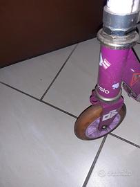Monopattino bimba oxelo colore violetto 

Come da 