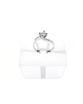 Anello solitario in oro e diamanti