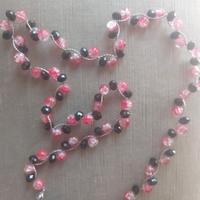 collana rossa e nera in pietre e perle di resina