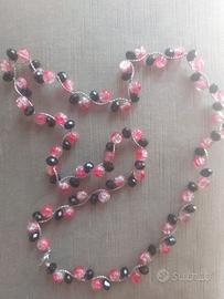 collana rossa e nera in pietre e perle di resina