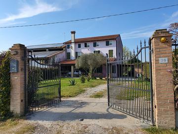 Rustico a Cavarzere con Capannone e Terreno di 400