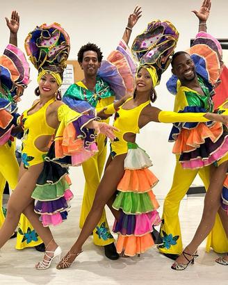 Deejay con Ballerini brasiliani per feste