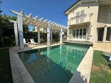 Villa di 160 m² con più di 5 locali a Pietrasanta