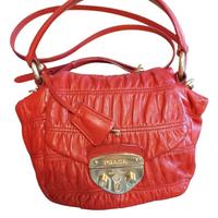 Borsa Prada in pelle rossa effetto goffrato.