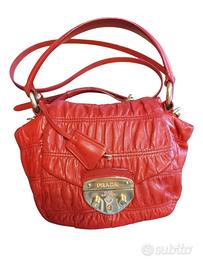 Borsa Prada in pelle rossa effetto goffrato.