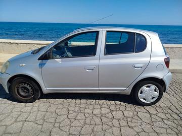 Toyota Yaris 2002 perfetta internamente e motore