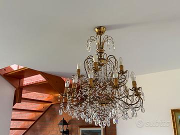 Lampadario in ottone  con accenti in cristallo