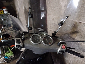 Moto scuoter modello piaggio Beverly 400 cc