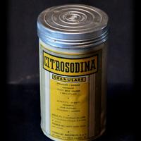 Antico barattolo in alluminio della Citrosodina