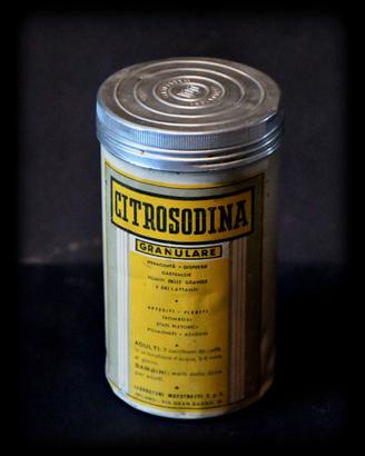 Antico barattolo in alluminio della Citrosodina