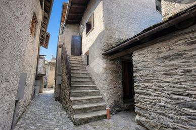 CASA SEMINDIPENDENTE A CHIESA IN VALMALENCO