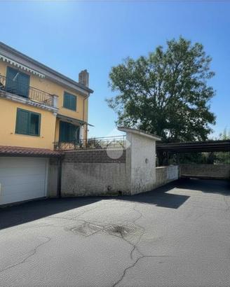 VILLA A SCHIERA A FISCIANO
