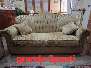 2 divani: uno da 3 posti, uno da 2 posti