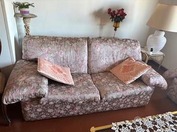 2 divani di cui uno letto con materasso