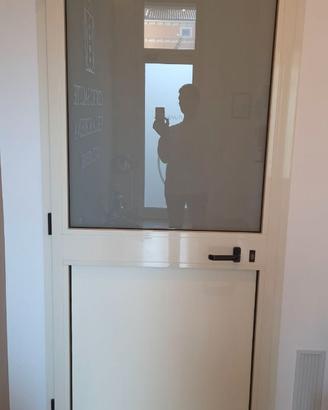 Porta in alluminio bianca con vetro satinato