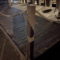 Pedana in legno con ombrelloni