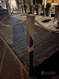 Pedana in legno con ombrelloni