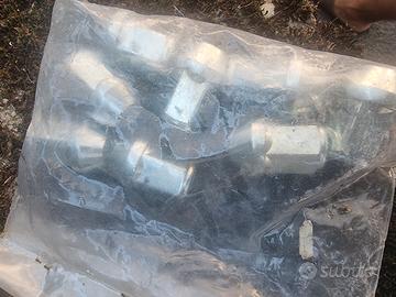 8 Dadi per ruote auto