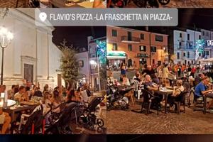 Pizzeria d'asporto avviata con tavoli esterni