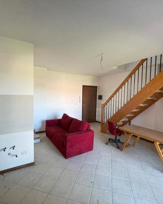 Monolocale in duplex con balcone e posto auto