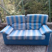 divano 2 posti blu e grigio chiaro