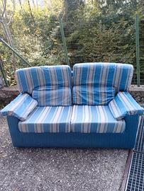 divano 2 posti blu e grigio chiaro