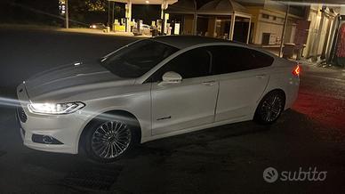 Mondeo Full Hibrid berlina bianco perla