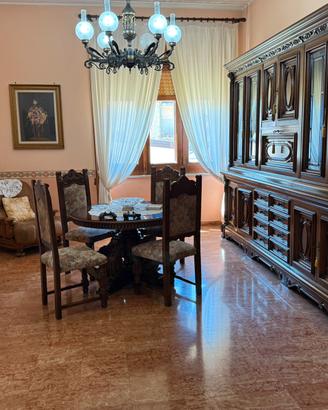 Soggiorno di pregio in legno massello