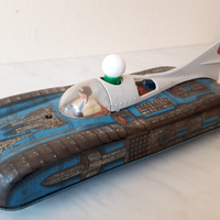 Auto giocattolo spaziale in latta