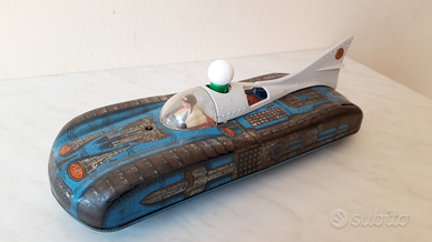 Auto giocattolo spaziale in latta