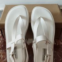 Scarpe donna modello infradito pelle bianca.