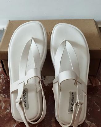 Scarpe donna modello infradito pelle bianca.