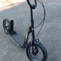 monopattino con freni 