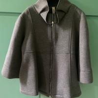 Giacchino svasato con maniche a tre quarti.