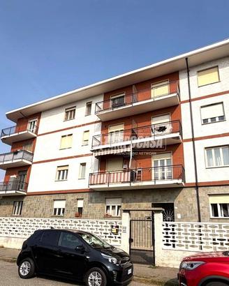 TRILOCALE CENTRO PAESE CON BOX AUTO!